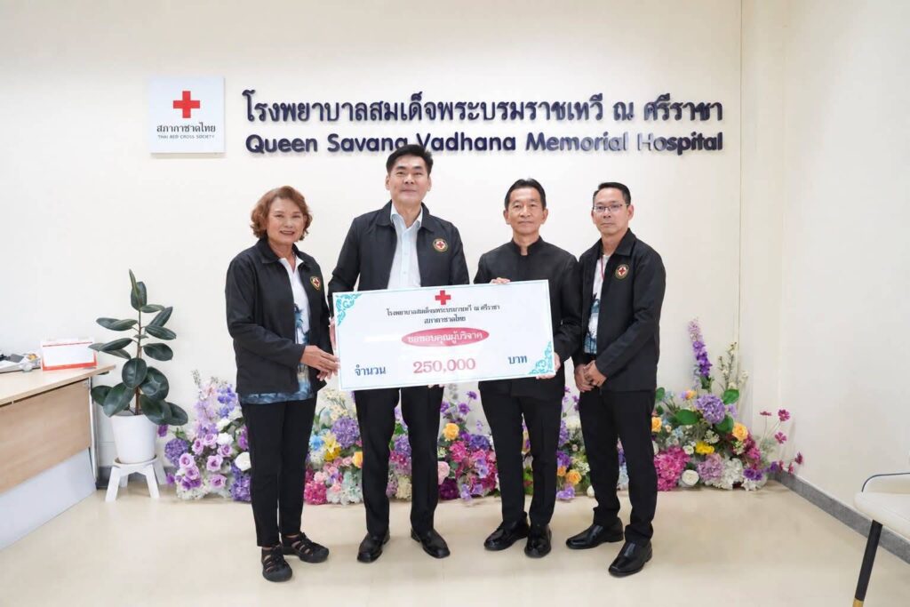 นายแพทย์มาณพพ์ เงินวิวัฒน์กูล ประธานกรรมการดำเนินการ มอบเงินจำนวน 250,000 บาท เพื่อจัดซื้อเครื่องตรวจลานสายตา