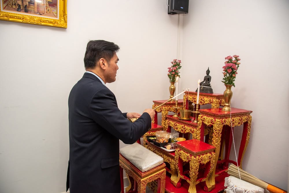 ประธานกรรมการดำเนินการ นำคณะกรรมการดำเนินการและเจ้าหน้าที่จัดพิธีทำบุญเลี้ยงพระ เนื่องในโอกาสครบรอบ 37 ปี